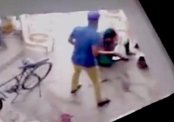 هندي يستعين بصديقه ويضربان زوجة شقيقه لانها وضعت مولودة انثى صورة رقم 2