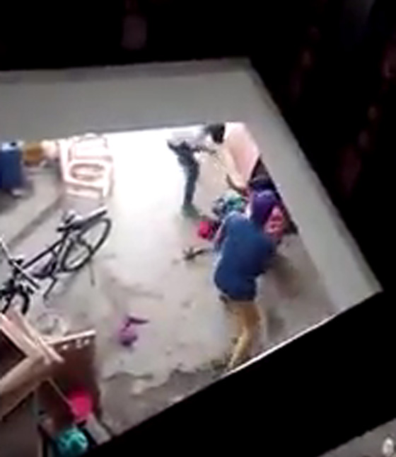 هندي يستعين بصديقه ويضربان زوجة شقيقه لانها وضعت مولودة انثى صورة رقم 7