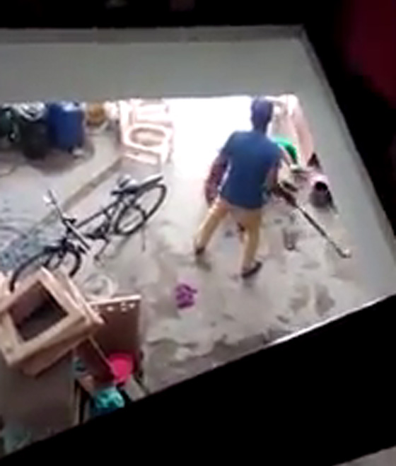 هندي يستعين بصديقه ويضربان زوجة شقيقه لانها وضعت مولودة انثى صورة رقم 8