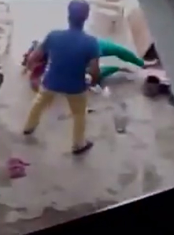 هندي يستعين بصديقه ويضربان زوجة شقيقه لانها وضعت مولودة انثى صورة رقم 9
