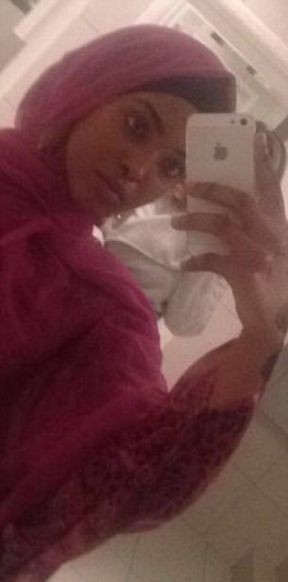 بريطاني يحاول خلع الحجاب عن فتاة مسلمة ويبصق على صديقتها!! صورة رقم 5