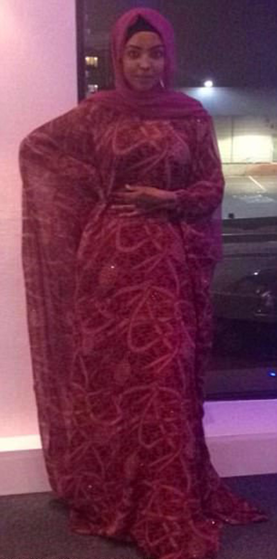 بريطاني يحاول خلع الحجاب عن فتاة مسلمة ويبصق على صديقتها!! صورة رقم 4