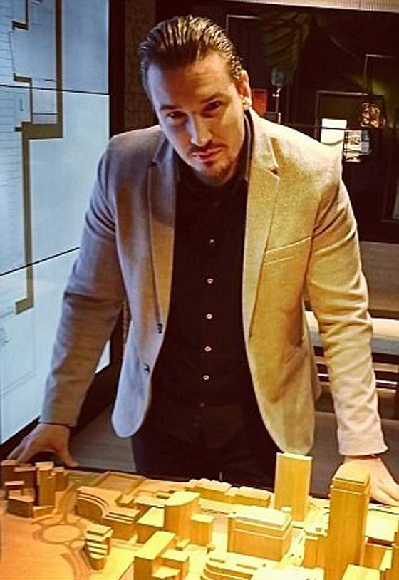 بريطاني يحاول خلع الحجاب عن فتاة مسلمة ويبصق على صديقتها!! صورة رقم 10