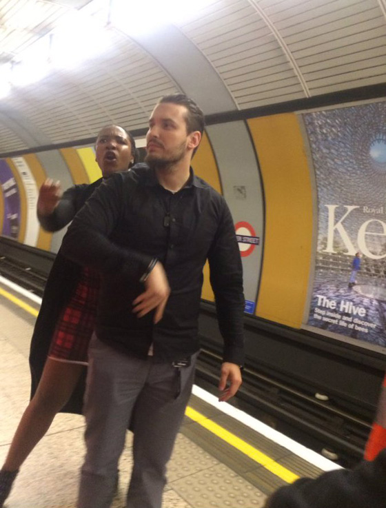 بريطاني يحاول خلع الحجاب عن فتاة مسلمة ويبصق على صديقتها!! صورة رقم 3