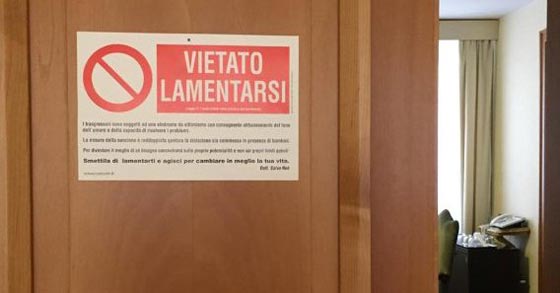 لافتة تحمل عبارة ممنوع التذمر يضعها البابا على بابه.. ما سرّها؟! صورة رقم 1