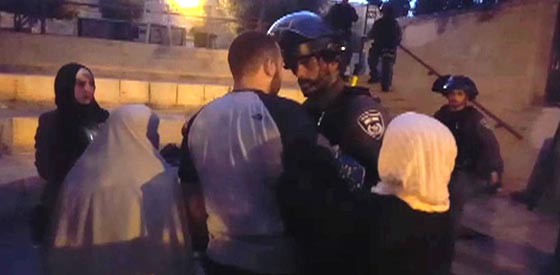 مواجهات ليلية عنيفة بين شبان فلسطينيين والجيش الاسرائيلي بالقدس صورة رقم 1