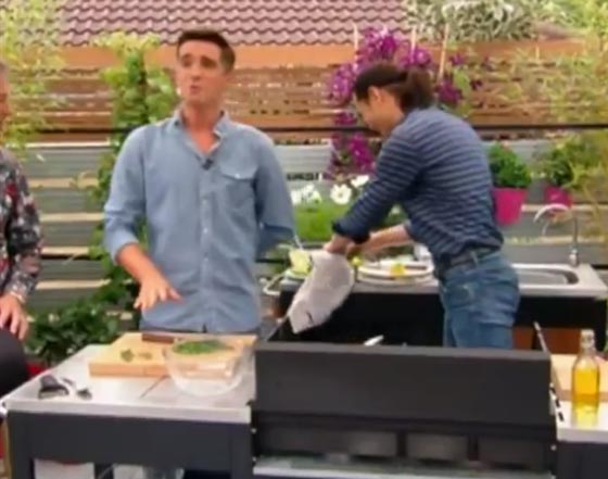  لا يصدق! شاهد ردة فعل مقدم برنامج طهي قطع إصبعه بالبث المباشر صورة رقم 1