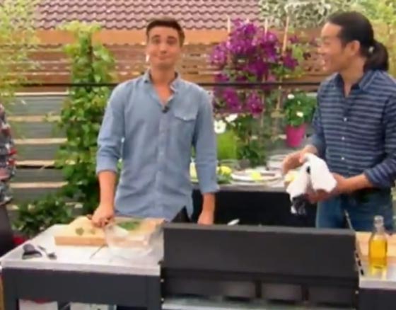  لا يصدق! شاهد ردة فعل مقدم برنامج طهي قطع إصبعه بالبث المباشر صورة رقم 2