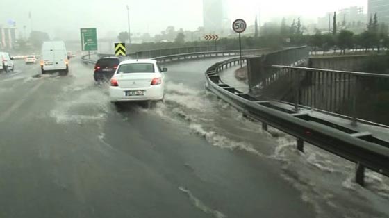  طوفان غير متوقع يغرق مدينة اسطنبول ومشاهد رهيبة! فيديو صورة رقم 1