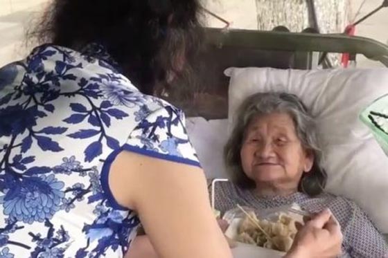 رجل يرتدي ملابس نسائية 20 عاماً والسبب..؟! صورة رقم 1