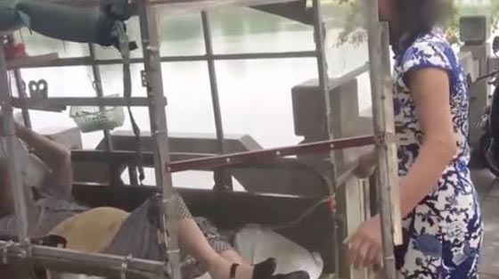 رجل يرتدي ملابس نسائية 20 عاماً والسبب..؟! صورة رقم 3