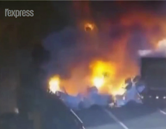 بالفيديو.. انفجار هائل إثر اصطدام شاحنتين على طريق سريع صورة رقم 3