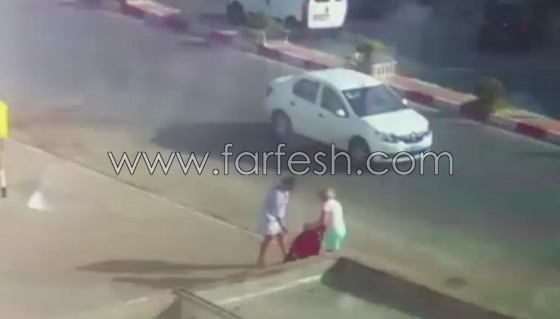 فيديو صادم.. رضيعة تنجو من الموت بعد ان حملتها والدتها صورة رقم 1