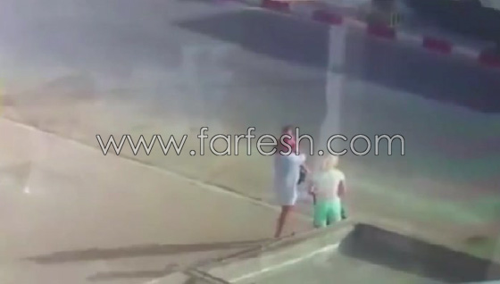 فيديو صادم.. رضيعة تنجو من الموت بعد ان حملتها والدتها صورة رقم 3
