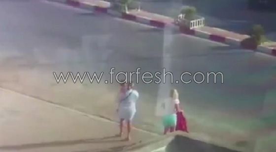 فيديو صادم.. رضيعة تنجو من الموت بعد ان حملتها والدتها صورة رقم 4