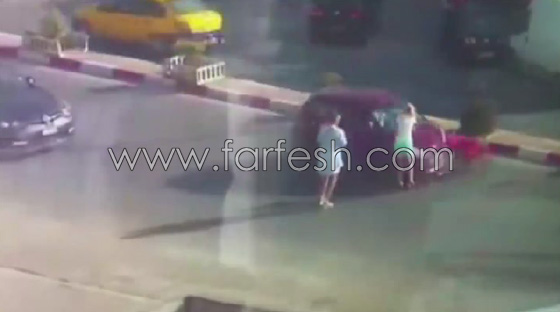 فيديو صادم.. رضيعة تنجو من الموت بعد ان حملتها والدتها صورة رقم 6