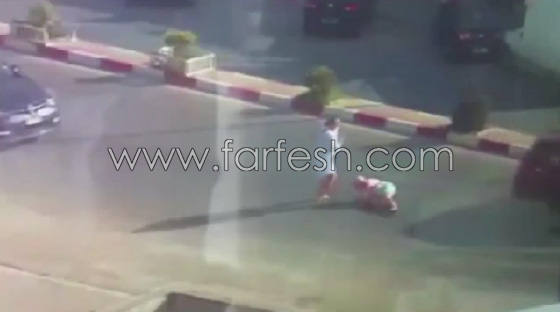 فيديو صادم.. رضيعة تنجو من الموت بعد ان حملتها والدتها صورة رقم 7