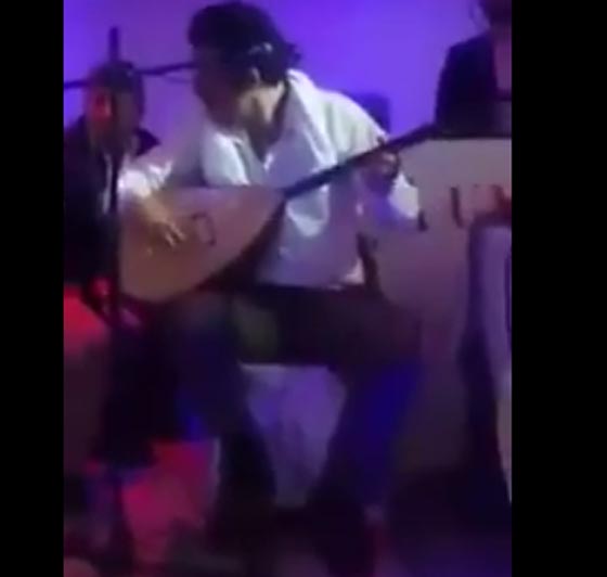 رجل يهاجم فنان ويحطم آلته الموسيقية بأحد الأفراح.. فيديو صورة رقم 1