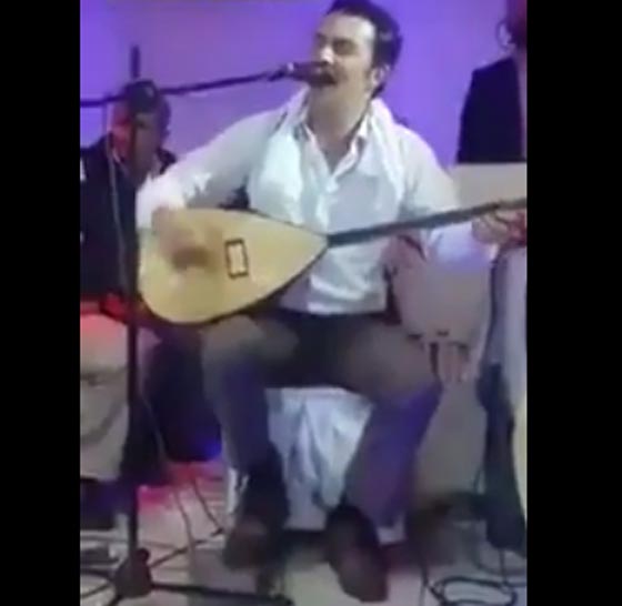 رجل يهاجم فنان ويحطم آلته الموسيقية بأحد الأفراح.. فيديو صورة رقم 2