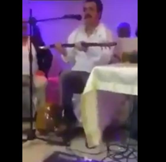 رجل يهاجم فنان ويحطم آلته الموسيقية بأحد الأفراح.. فيديو صورة رقم 5