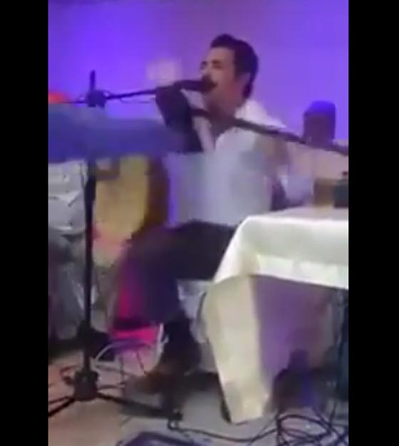 رجل يهاجم فنان ويحطم آلته الموسيقية بأحد الأفراح.. فيديو صورة رقم 3