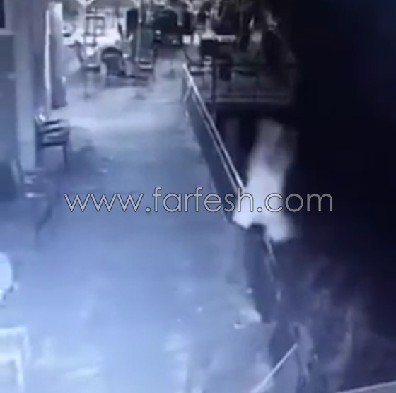 فيديو مروع.. رجل يلقي بزوجته من الشرفة بعدما اكتشف خيانتها له صورة رقم 5