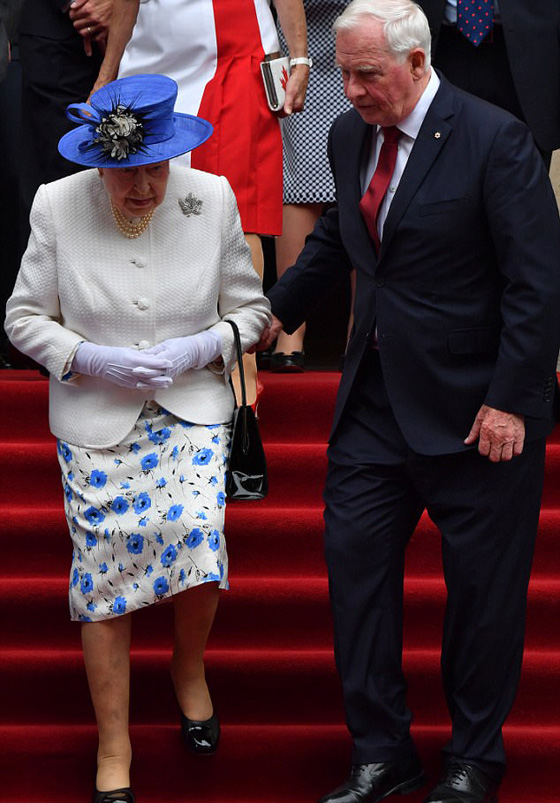 حاكم كندا يخرق البروتوكول بلمس يد ملكة بريطانيا بدافع الشهامة! صورة رقم 3