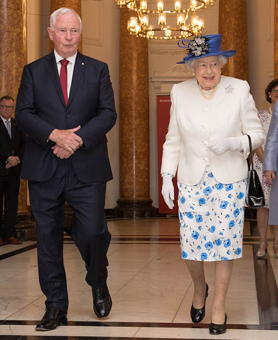 حاكم كندا يخرق البروتوكول بلمس يد ملكة بريطانيا بدافع الشهامة! صورة رقم 5