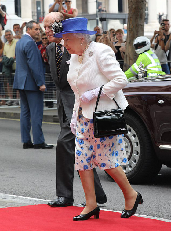 حاكم كندا يخرق البروتوكول بلمس يد ملكة بريطانيا بدافع الشهامة! صورة رقم 7