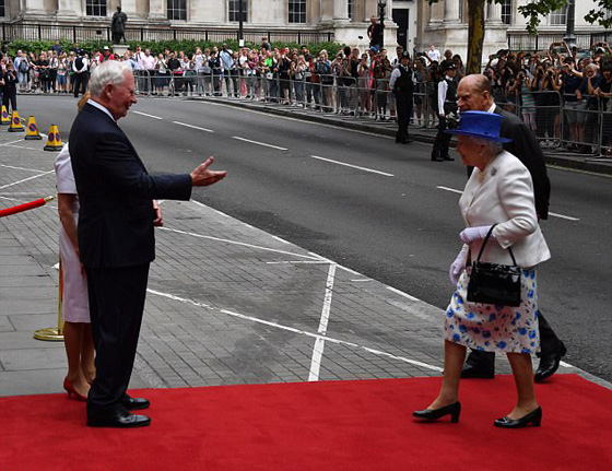 حاكم كندا يخرق البروتوكول بلمس يد ملكة بريطانيا بدافع الشهامة! صورة رقم 8