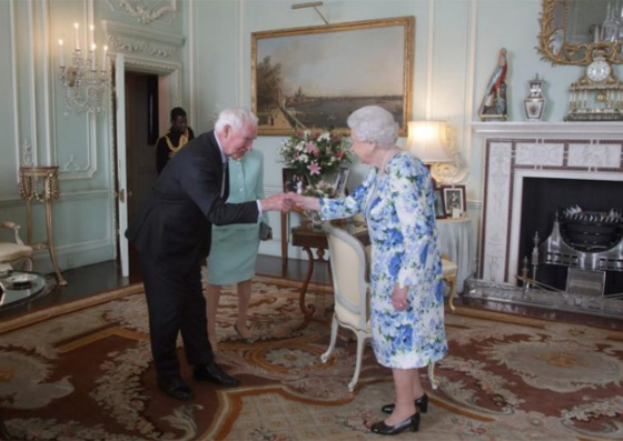 حاكم كندا يخرق البروتوكول بلمس يد ملكة بريطانيا بدافع الشهامة! صورة رقم 11