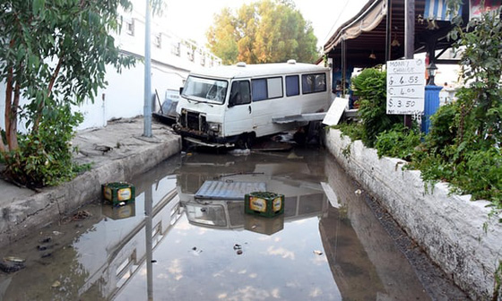 شاهد حالة الذعر وخروج الناس الى شوارع تركيا لحظة وقوع زلزال صورة رقم 1