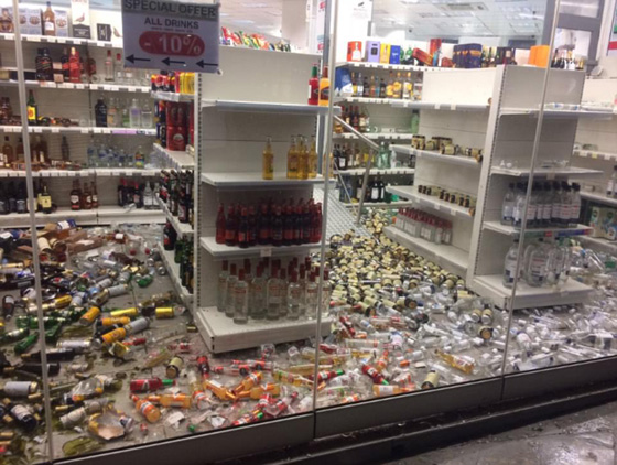 شاهد حالة الذعر وخروج الناس الى شوارع تركيا لحظة وقوع زلزال صورة رقم 4