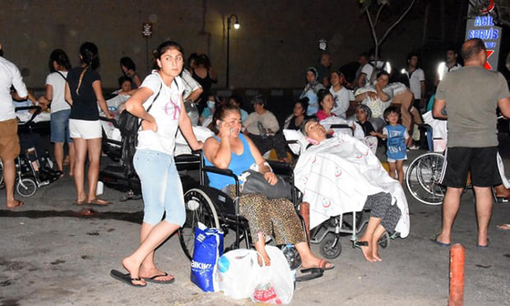 شاهد حالة الذعر وخروج الناس الى شوارع تركيا لحظة وقوع زلزال صورة رقم 5