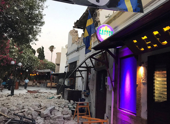 شاهد حالة الذعر وخروج الناس الى شوارع تركيا لحظة وقوع زلزال صورة رقم 6