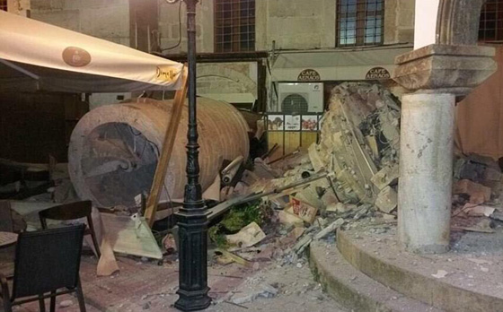 شاهد حالة الذعر وخروج الناس الى شوارع تركيا لحظة وقوع زلزال صورة رقم 13