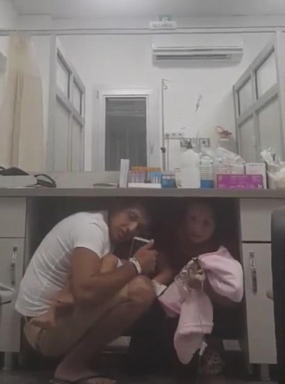 شاهد حالة الذعر وخروج الناس الى شوارع تركيا لحظة وقوع زلزال صورة رقم 15