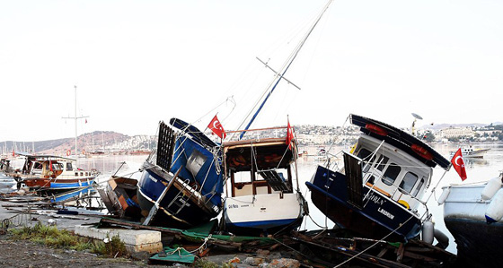 شاهد حالة الذعر وخروج الناس الى شوارع تركيا لحظة وقوع زلزال صورة رقم 17