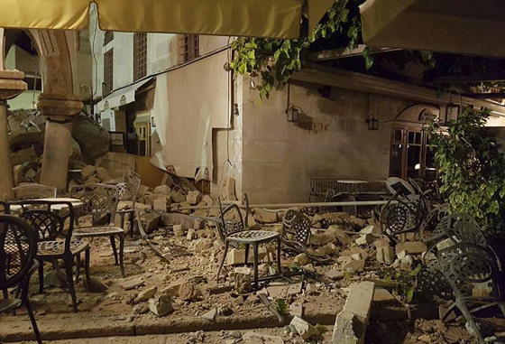 شاهد حالة الذعر وخروج الناس الى شوارع تركيا لحظة وقوع زلزال صورة رقم 18