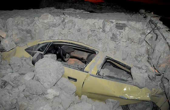 شاهد حالة الذعر وخروج الناس الى شوارع تركيا لحظة وقوع زلزال صورة رقم 19