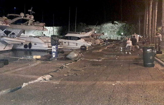 شاهد حالة الذعر وخروج الناس الى شوارع تركيا لحظة وقوع زلزال صورة رقم 20