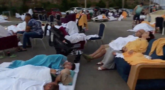 شاهد حالة الذعر وخروج الناس الى شوارع تركيا لحظة وقوع زلزال صورة رقم 21