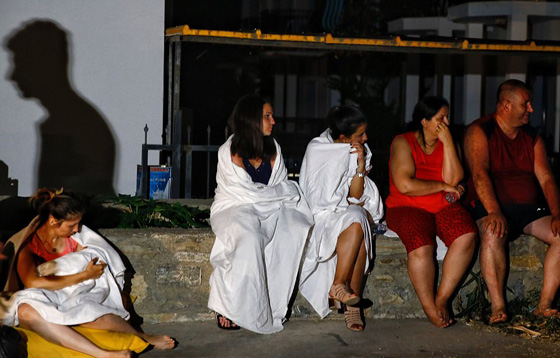 شاهد حالة الذعر وخروج الناس الى شوارع تركيا لحظة وقوع زلزال صورة رقم 22