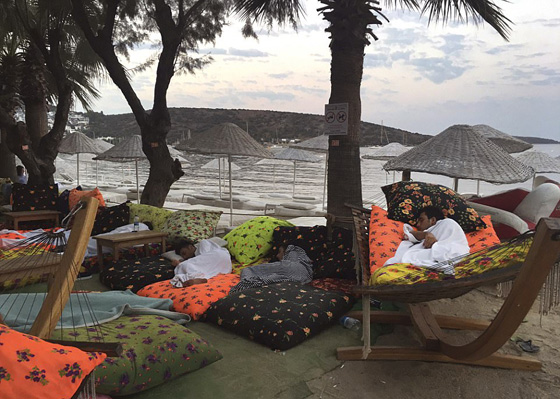 شاهد حالة الذعر وخروج الناس الى شوارع تركيا لحظة وقوع زلزال صورة رقم 24