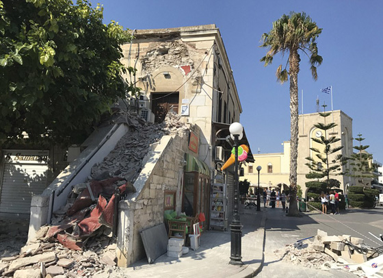 شاهد حالة الذعر وخروج الناس الى شوارع تركيا لحظة وقوع زلزال صورة رقم 27