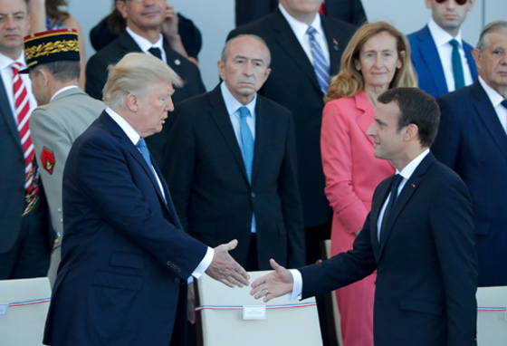 ترامب عن ماكرون: شخص قوي وذكي ويحب ان يمسك يدي!! صورة رقم 10