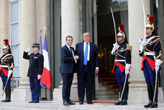 ترامب عن ماكرون: شخص قوي وذكي ويحب ان يمسك يدي!! صورة رقم 16