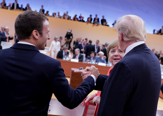 ترامب عن ماكرون: شخص قوي وذكي ويحب ان يمسك يدي!! صورة رقم 20