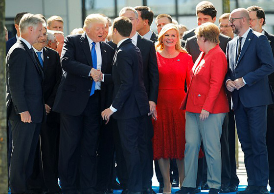 ترامب عن ماكرون: شخص قوي وذكي ويحب ان يمسك يدي!! صورة رقم 23