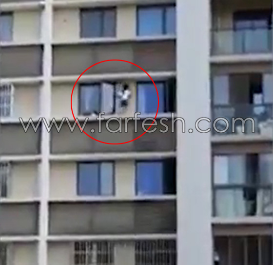 فيديو يحبس الانفاس لطفلين يلعبان على حافة ضيقة لنافذة منزلهم في الطابق الـ 11 صورة رقم 1